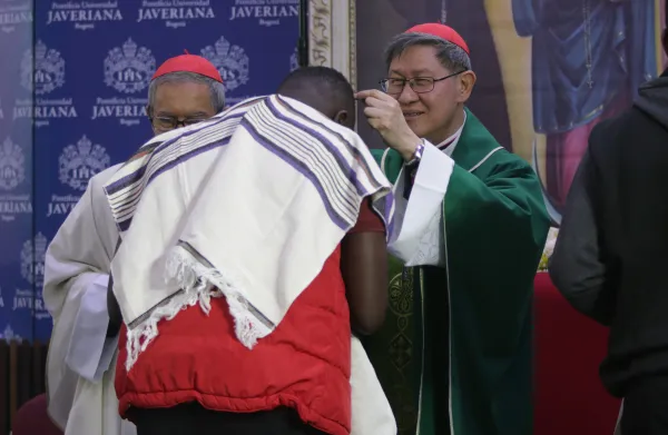 El Cardenal Luis Antonio Tagle coloca la cruz a uno de los misioneros durante la Misa de clausura. Crédito: Eduardo Berdejo (ACI).