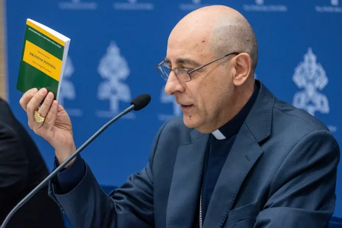 El Cardenal Víctor Manuel Fernández presenta la declaración "Dignitas Infinita" este lunes 8 de abril en Roma