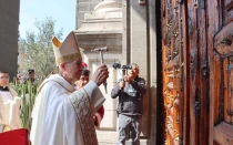 Cardenal Aguiar Retes abriendo inaugurando el Jubileo en Ciudad de México.