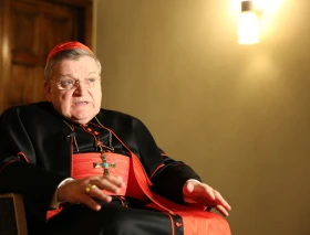 El Papa habría despojado al Cardenal Burke de su salario y vivienda, según informe