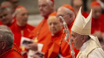 El Papa Francisco en una Misa en la Basílica de San Pedro con un grupo de cardenales