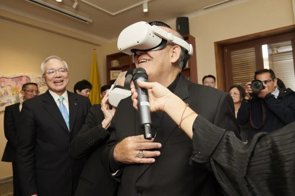 El embajador Matthew Lee (izquierda) y el Cardenal José Tolentino llevan los auriculares en la Embajada de la República de China ante la Santa Sede el lunes 11 de noviembre de 2024 en el Vaticano. Crédito: Embajada de la República de China ante la Santa Sede