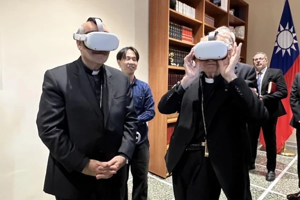 El Cardenal Tolentino (izquierda) y el Cardenal Tomasi se ponen gafas de realidad virtual en la Embajada de la República de China ante la Santa Sede el lunes 11 de noviembre de 2024 en el Vaticano. Crédito: Embajada de la República de China ante la Santa Sede