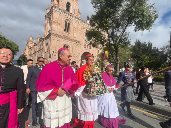 Cardinal Luis Gerardo Cabrera taking the “Traveling Child” in his hands for the procession. Credit: Radio Católica Cuenca