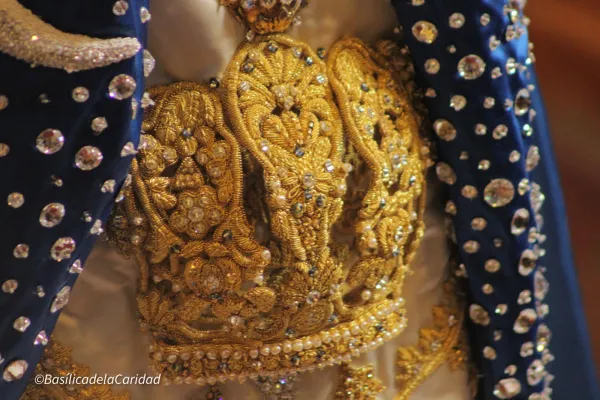 Bordado del vestido de la Virgen de la Caridad de Huamantla. Crédito: Basílica de Nuestra Señora de la Caridad