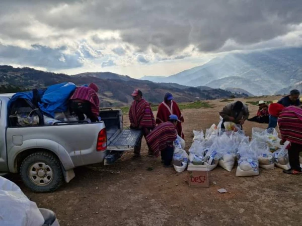 Un equipo de Cáritas del Perú entregando ayuda en un lugar apartado del país. Crédito: Cáritas del Perú.