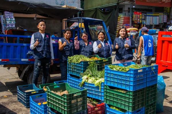 Un equipo de Cáritas del Perú con alimentos para los más necesitados. Crédito: Cáritas del Perú.