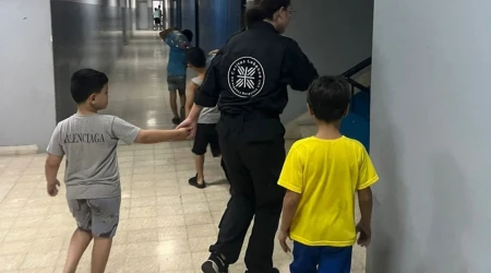 Jóvenes voluntarios de Cáritas Líbano acompañan a los niños en una escuela pública al norte de Beirut.