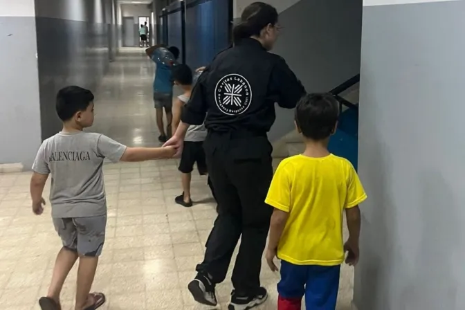 Jóvenes voluntarios de Cáritas Líbano acompañan a los niños en una escuela pública al norte de Beirut.