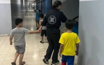 Jóvenes voluntarios de Cáritas Líbano acompañan a los niños en una escuela pública al norte de Beirut.