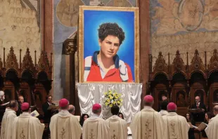 Imagen de Carlo Acutis revelada en la Misa de su beatificación en Asís, Italia, el 10 de octubre de 2020. Crédito: Daniel Ibáñez / EWTN News.