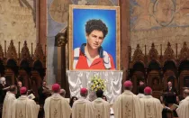 Imagen de Carlo Acutis revelada en la Misa de su beatificación en Asís, Italia, el 10 de octubre de 2020.