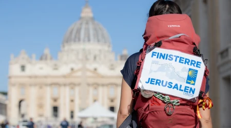 Imagen referencial de la peregrina española Carlota Valenzuela a su paso por Roma camino a Jerusalén