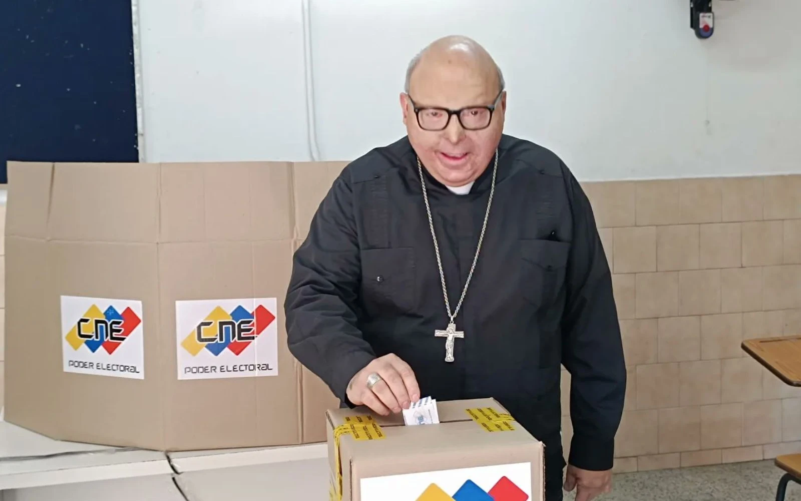 Mons. Carlos Márquez Delima, Obispo Auxiliar de Caracas, votando el pasado 28 de julio.?w=200&h=150