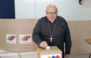 Mons. Carlos Márquez Delima, Obispo Auxiliar de Caracas, votando el pasado 28 de julio. Crédito: Arquidiócesis de Caracas.