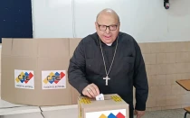 Mons. Carlos Márquez Delima, Obispo Auxiliar de Caracas, votando el pasado 28 de julio.