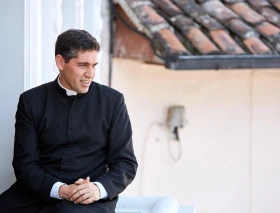 Cómo un exitoso emprendedor se convirtió en un influyente sacerdote en redes sociales