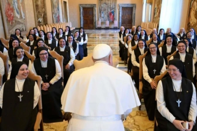 El Papa Francisco recibe a las Carmelitas Mensajeras del Espíritu Santo.