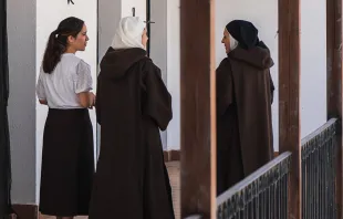 La Madre Ana María y la hermana Raquel, carmelitas ermitañas, junto a una joven postulante. Crédito: Carmelitas ermitañas