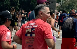 Mons. Carlos Enrique Samaniego López en el Maratón de la Ciudad de México. Crédito: Arquidiócesis de México