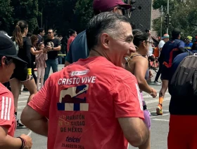 Obispo corrió los 42 kilómetros del maratón en Ciudad de México con el mensaje “Cristo Vive”