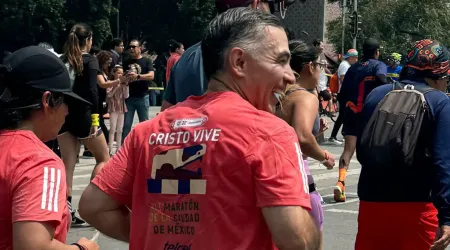 Obispo Samaniego corre Maratón de la Ciudad de México y recuerda que Cristo vive