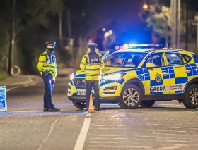 Arzobispo repudia ataque que dejó 3 niños apuñalados y violentos disturbios en Irlanda