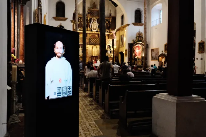Panamá: Instalan pantallas con imágenes de santos y obispos católicos en iglesias