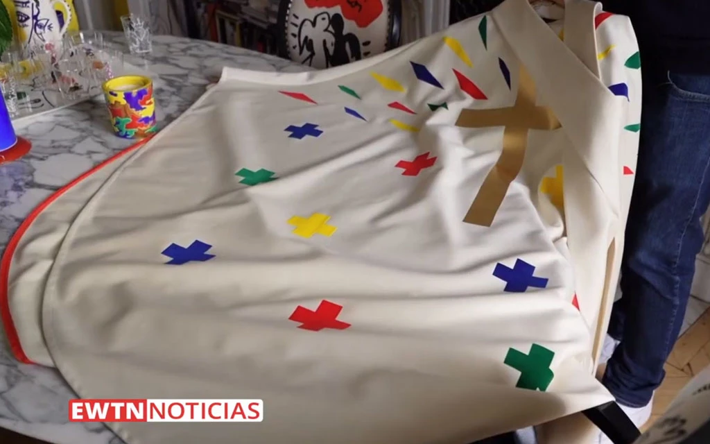 Casulla diseñada por Jean-Charles de Castelbajac para los celebrantes en la reapertura de la Catedral de Notre Dame.?w=200&h=150