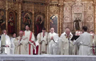 Cardenal Antonio Cañizares y Mons. García Burillo durante celebración del V Centenario de Santa Teresa en la catedral de Ávila. FOTO: ACI Prensa 