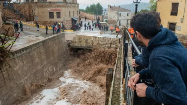 Vecinos de Letur (Albacete, España) observan las consecuencias de las inundaciones. Crédito: Diócesis de Albacete.