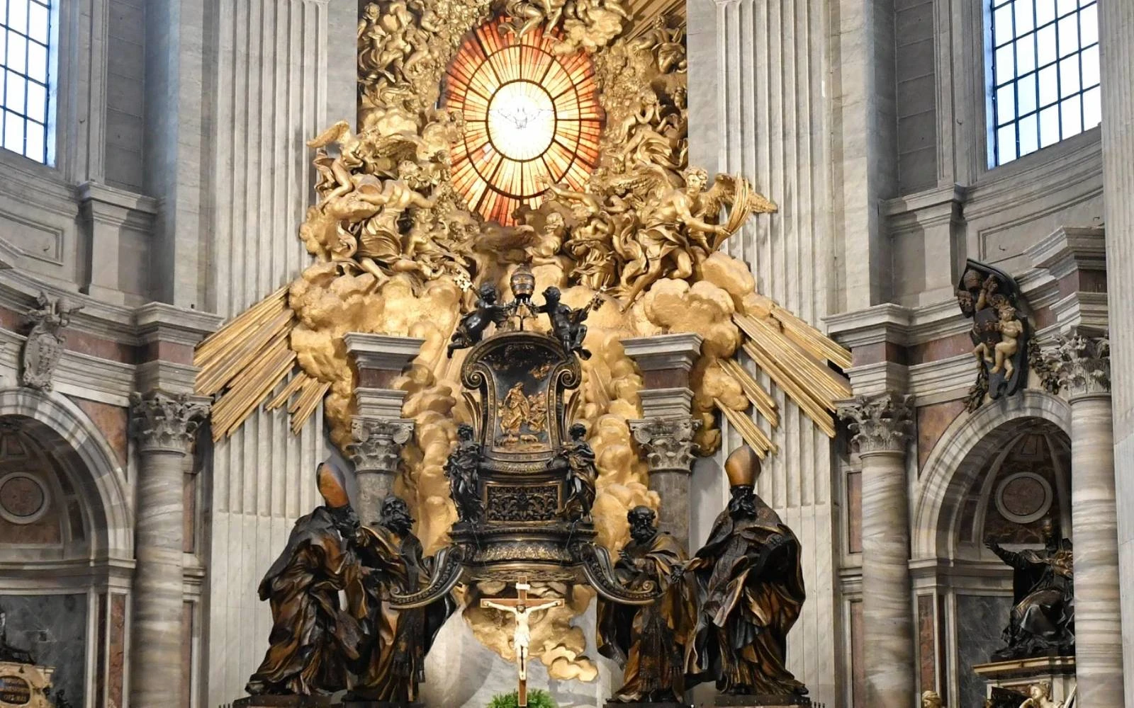 Histórica Cátedra de San Pedro se exhibe en basílica del Vaticano por ...