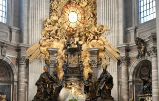 Altar de la Cátedra en la Basílica de San Pedro, donde el magnífico monumento de bronce de Bernini a la Cátedra de Pedro actúa como un enorme relicario de bronce para la histórica silla de madera. Crédito: Vatican Media.