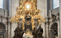 Altar de la Cátedra en la Basílica de San Pedro, donde el magnífico monumento de bronce de Bernini a la Cátedra de Pedro actúa como un enorme relicario de bronce para la histórica silla de madera.