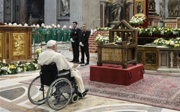 El Papa Francisco venera la Cátedra de San Pedro al final de la Misa de clausura del Sínodo de la Sinodalidad el 27 de octubre de 2024, el primer día en que se exhibió a la veneración pública. Crédito: Vatican Media.