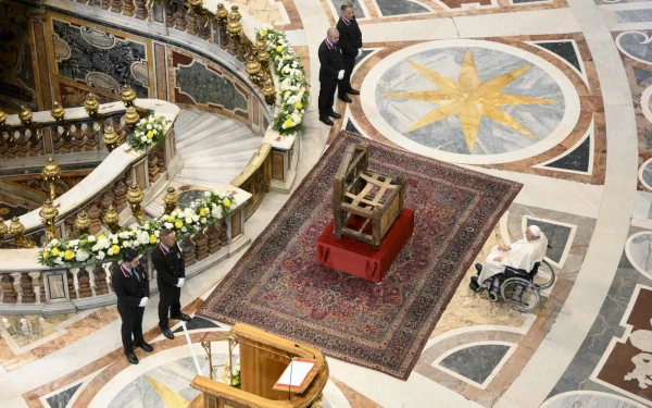 El Papa Francisco venera la Cátedra de San Pedro al final de la Misa de clausura del Sínodo de la Sinodalidad el 27 de octubre de 2024. Crédito: Vatican Media