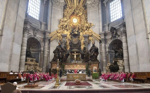 El Altar de la Cátedra en la Basílica de San Pedro, donde el monumento de bronce de Bernini a la cátedra de Pedro actúa como un enorme relicario de bronce para la histórica silla de madera. Crédito: Vatican Media.