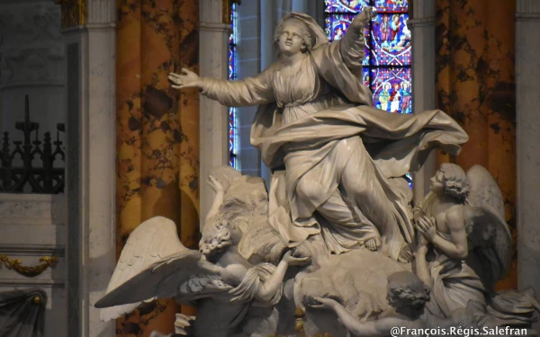 Escultura monumental en el interior de la catedral dedicada a la Virgen María. Crédito: Cortesía.