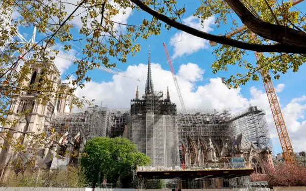 La nueva aguja de la Catedral de Notre Dame de París se puede ver desde el 10 de abril de 2024, casi cinco años después del incendio del 15 de abril de 2019. Ese día, durante unas 15 horas, los bomberos lucharon contra las llamas que asolaron este monumento histórico de la capital francesa. Se espera que el templo sea reabierto en diciembre de este año. Crédito: Chesnot/Getty Images.