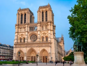 Reinstalan sobre la Catedral de Notre Dame la cruz que resistió el incendio