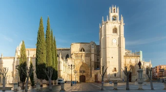 Fachada sur de la Catedral de San Antolín en Palencia (España).