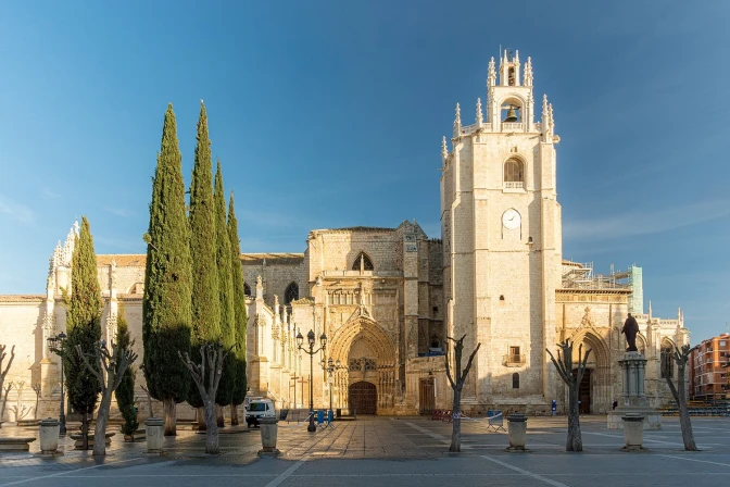 Fachada sur de la Catedral de San Antolín en Palencia (España).