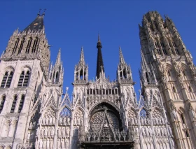 Bomberos sofocan el incendio en una catedral francesa