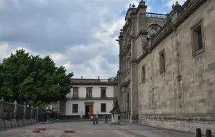 Imagen referencial del atrio poniente de la Catedral Metropolitana de la Ciudad de México Crédito: ProtoplasmaKid / Wikimedia Commons / CC-BY-SA 4.0
