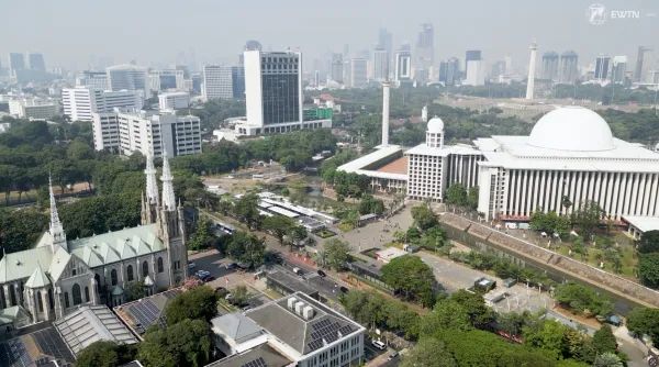 La catedral católica de Nuestra Señora de la Asunción (izquierda) y la mezquita Istiqlal (derecha) en la capital de Indonesia, Yakarta. Crédito: EWTN News