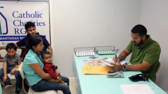 Inmigrantes en el centro de ayuda humanitaria de Catholic Charities of the Rio Grande Valley en McAllen, Texas (Estados Unidos).