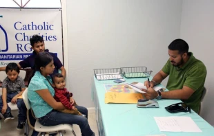 Inmigrantes en el centro de ayuda humanitaria de Catholic Charities of the Rio Grande Valley en McAllen, Texas (Estados Unidos). Crédito: Vic Hinterlang / Shutterstock.