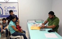 Inmigrantes en el centro de ayuda humanitaria de Catholic Charities of the Rio Grande Valley en McAllen, Texas (Estados Unidos).