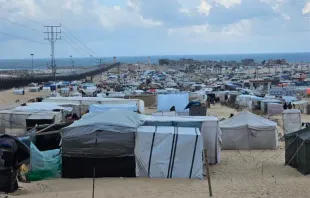 Un campo de refugiados en Gaza alberga a los desplazados por la guerra. Crédito: Cortesía de Catholic Relief Services