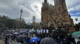 Rosario de Hombres frente a la Catedral de Santa María en Sydney, Australia, el 1 de junio de 2024.